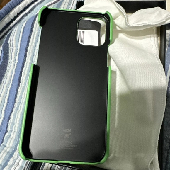 M PUP IPHONE 12/12 PRO CASE WITH CARD SLOT - Picture 5 of 8